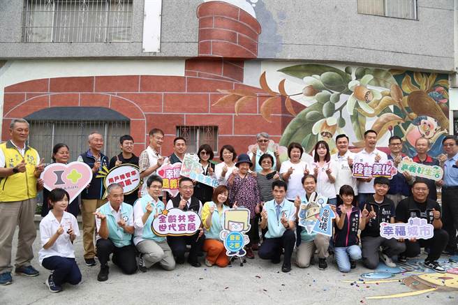 嘉義市長黃敏惠等各界今在玉康路83至99號後巷共同見證汙水下水道工程後巷美化成果。（呂妍庭攝）