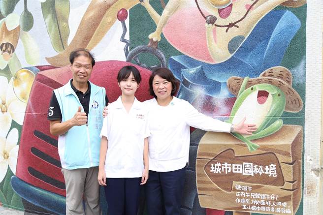 嘉義市長黃敏惠（右）等各界今在玉康路83至99號後巷共同見證汙水下水道工程後巷美化成果。（呂妍庭攝）