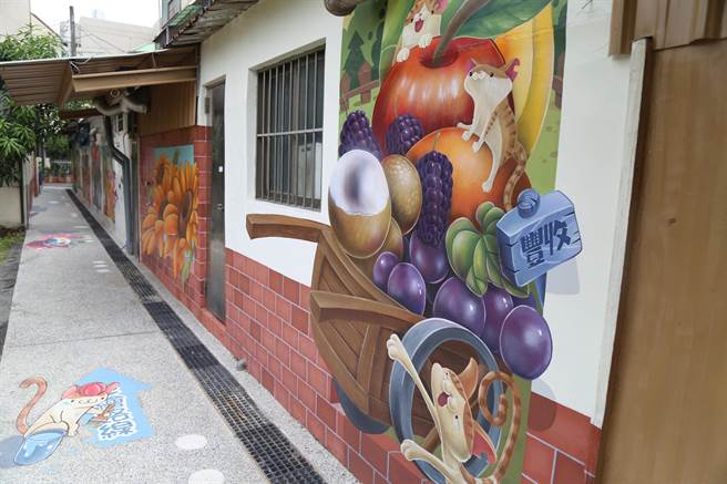 玉康路83至99號後巷融入地景和人文特色的彩繪壁畫顯得多彩繽紛。（呂妍庭攝）