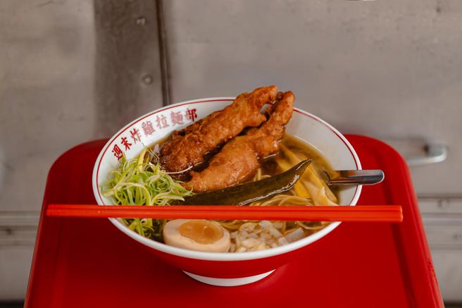 Global Mall新北中和引进「周末炸鸡俱乐部」快闪，推限定限量「剥皮辣椒鸡汤拉麵」，推荐价320元。（Global Mall提供／朱世凯台北传真）