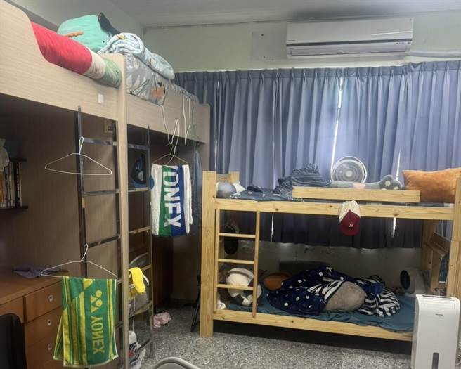 台南市後壁國中提供禮堂二樓讓外地來的軟網隊學生居住，這幾年因人數持續增加，只好在現有空間加床。（後壁國中提供／張毓翎台南傳真）