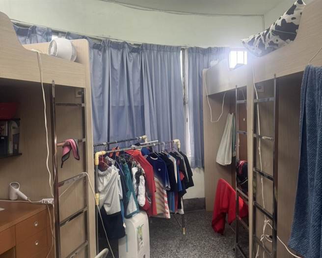 台南市後壁國中沒有宿舍，校方目前提供禮堂二樓讓外地來的軟網隊學生居住。（後壁國中提供／張毓翎台南傳真）