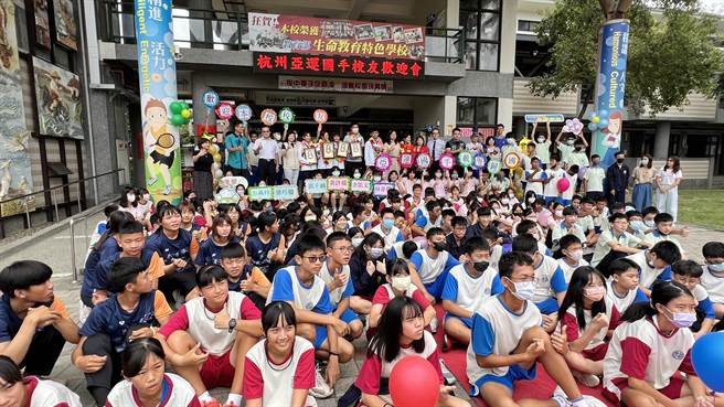 台南市後壁國中是孕育軟式網球國手搖籃，16日歡迎代表中華隊參加杭州亞運的校友們回到母校接受表揚。（張毓翎攝）