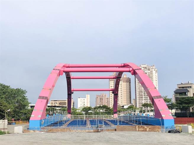龙德新路向东延伸至民族路所经过的「龙德新桥」，由高雄市府工务局于日前完成钢桥组立，预计在明年4月前完工通车，纾解大顺一路车流。（工务局提供／任义宇高雄传真）