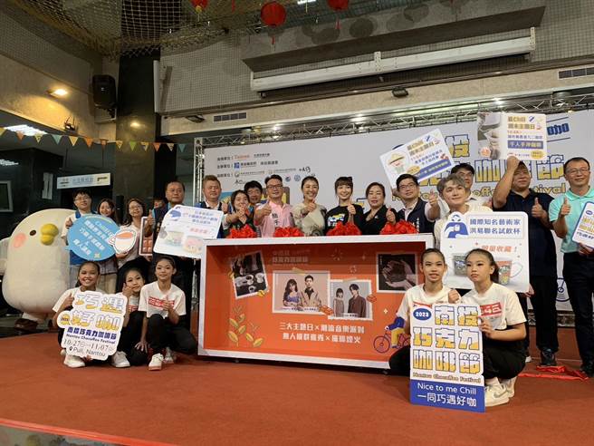 第3届南投巧克力咖啡节首次单独举办，12大展区展出超过50个在地精品咖啡与巧克力业者产品，假日还有无人机跟艺人演出，白天到晚上都热闹。（曾雪蒨摄）