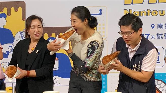 县长许淑华(中)跟县议员林儒旸(右)等人大口品嚐比脸大可颂搭咖啡新吃法，对另类组合吃法相当惊艷。（曾雪蒨摄）