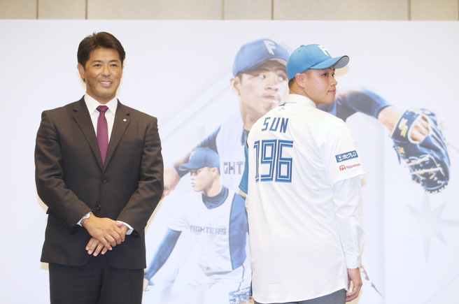 火腿队总经理稻叶笃纪（左）出席孙易磊加盟记者会。（陈怡诚摄）