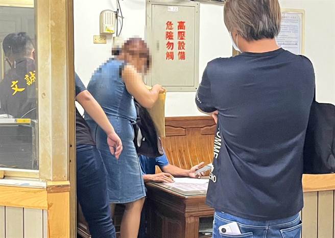 今下午小姐弟的遺體已送往嘉義市立殯儀館暫置，何家父母強忍悲傷，但簽署文件時何母仍忍不住情緒潰堤。（呂妍庭翻攝）