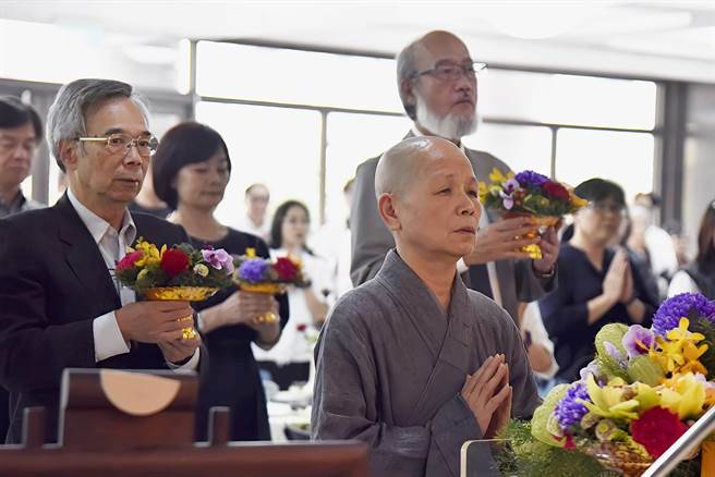 华梵大学创办人晓云导师禅寂19周年纪念活动，董事长悟观法师（中）带领师生与贵宾行三具足供养。（华梵大学提供）