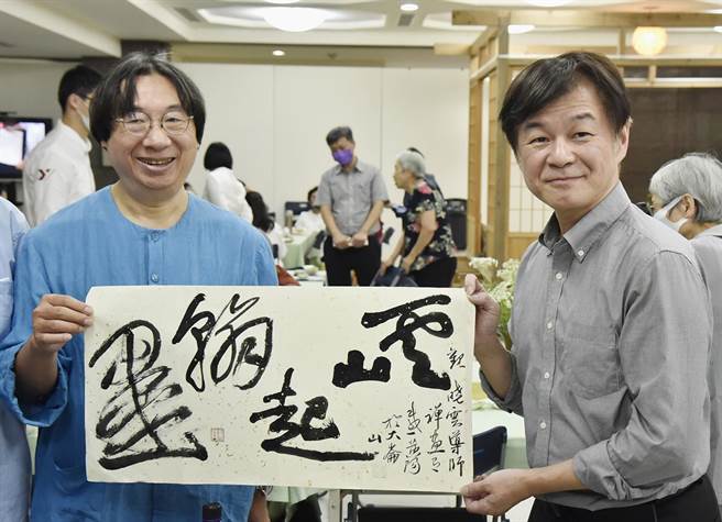 华梵大学人文与艺术学院黄智阳院长（右）书写晓云导师法语赠与现场师生。（华梵大学提供）