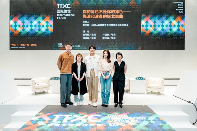 演员曾敬骅、邵雨薇，导演林冠慧、谢沛如分享导演与演员共谱作品的过程与经验(左起)袁支翔主持人、林冠慧、曾敬骅、邵雨薇、谢沛如（图片来源：高雄市文化局提供）
