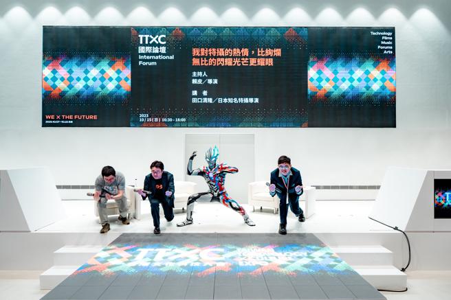 日本知名特摄导演田口清隆自认「超人力霸王布雷萨」是他这十年来最佳全力之作(左起)口译人员、田口清隆导演、超人力霸王布雷萨、主持人赖皮导演（图片来源：高雄市文化局提供）