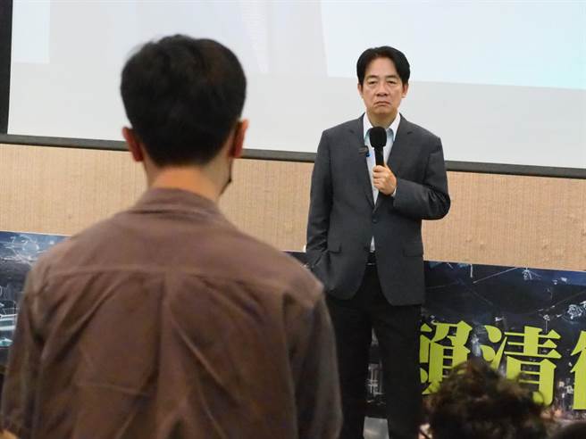 百万网红Cheap刚说骂民进党会被侧翼出征，隔日就列出一系列被出征的截图，点名赖清德也是侧翼网军的受害者，回呛「没在怕侧翼啦」。图为赖在阳明交大演讲，接受学生提问。（资料照片/陈育贤摄）