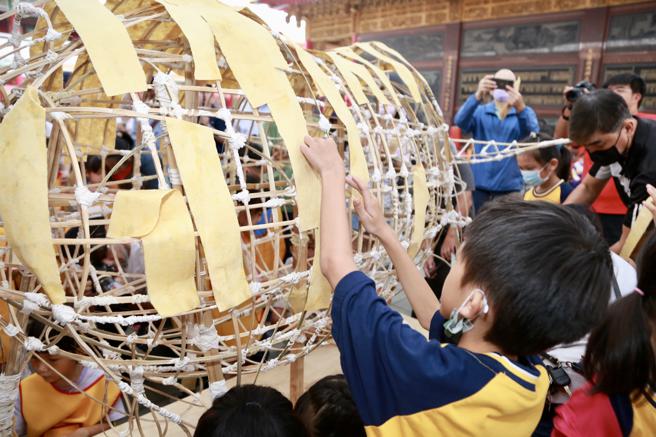 「萬人糊春牛」活動是期盼透過民俗活動將台南獨有的文化資產綿延傳承，也讓下一代了解其中意義。（圖片來源：臺南市政府提供）
