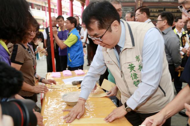 以「五行紙」製成的「春牛肉」層層糊貼，非常特別有趣（圖片來源：臺南市政府提供）