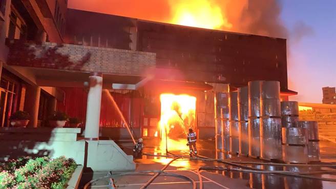 桃園觀音紙業公司大火，黑煙直竄天際消防人員灌救中。(桃市消防局提供／呂筱蟬桃園傳真)