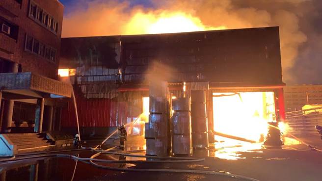 桃園觀音紙業公司大火，黑煙直竄天際消防人員灌救中。(桃市消防局提供／呂筱蟬桃園傳真)