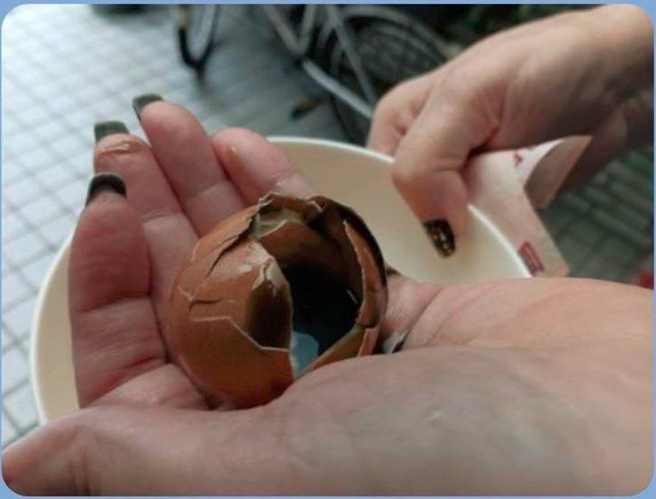 持續有民眾「中獎」打出黑心臭雞蛋，也有人不畏當局查水錶，勇於分享圖片陳情。（圖／取自羅智強臉書）