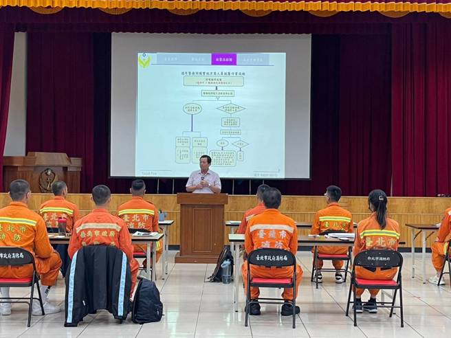 台北市消防局添16名新血，今（16）日到消防局报到啰！（图／北市消防局提供）