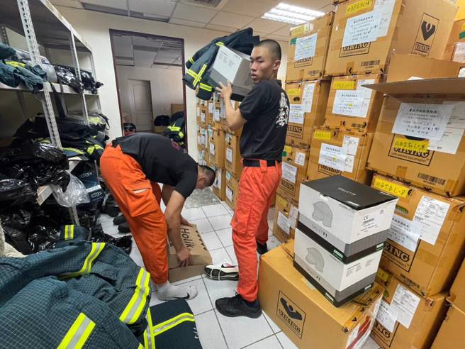 台北市消防局添16名新血，今（16）日到消防局报到啰！（图／北市消防局提供）