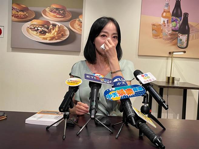 范瑞君讲到入围金钟奖的角色忍不住落泪。（林淑娟摄）