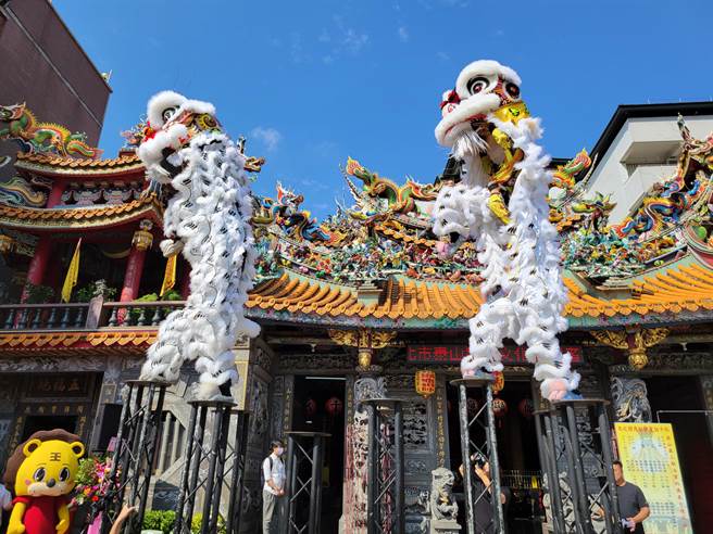 今年泰山狮王文化节以「代代相传」为主题，区公所16日举办记者会预告活动内容，狮团演出高桩舞狮，让在场民眾先睹为快。（泰山区公所提供／蔡亚桦新北传真）