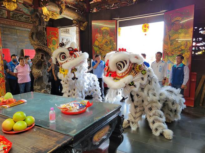 今年泰山狮王文化节以「代代相传」为主题，区公所16日举办记者会预告活动内容，狮团演出高桩舞狮，让在场民眾先睹为快。（泰山区公所提供／蔡亚桦新北传真）