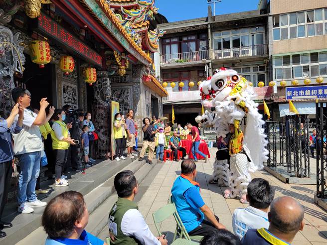 今年泰山狮王文化节以「代代相传」为主题，区公所16日举办记者会预告活动内容，狮团演出高桩舞狮，让在场民眾先睹为快。（泰山区公所提供／蔡亚桦新北传真）