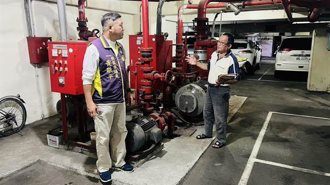 桃园市议员黄敬平（左）接获社区抱怨，指公安申报项目和消防局消防安检有多处雷同，痛批花大钱重复检查宛如被拔好几层皮。（黄敬平提供／蔡依珍桃园传真）