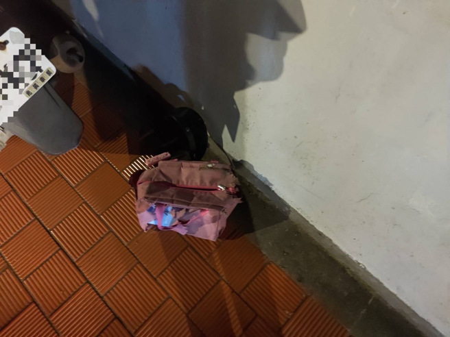 刘姓男骑士因前方机车掉落一个粉红色包包，导致他闪避不及直接撞上倒地受伤。（图／警方提供）