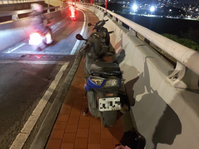 刘姓男骑士因前方机车掉落一个粉红色包包，导致他闪避不及直接撞上倒地受伤。（图／警方提供）