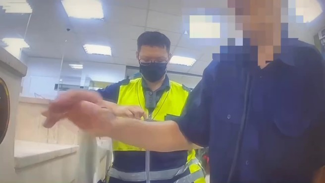 一名年过六旬的老翁其儿子于网路结识一名投资老师，老师表示其儿子有偏财运，并指导其投资虚拟货币，因此领取现金280万元要供儿子进行投资。（翻摄画面）