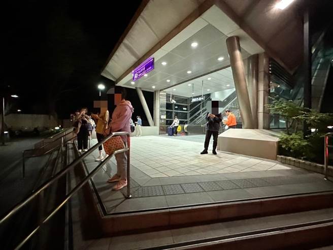 桃园捷运晚间系统异常暂时停驶，疏散120名乘客。（翻摄画面）