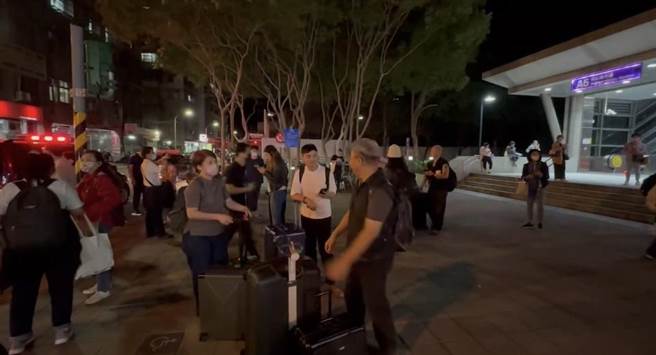 桃园捷运晚间系统异常暂时停驶，疏散120名乘客。（翻摄画面）