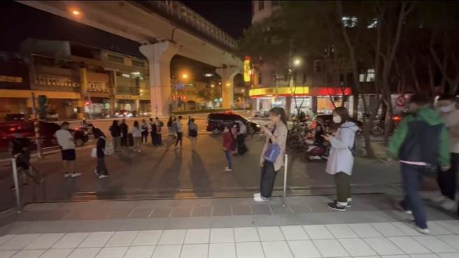 桃园捷运晚间系统异常暂时停驶，疏散120名乘客。（翻摄画面）