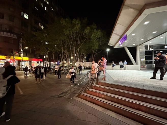 机捷A5机房消防设备启动，警消现场疏散120人。（图／民眾提供）