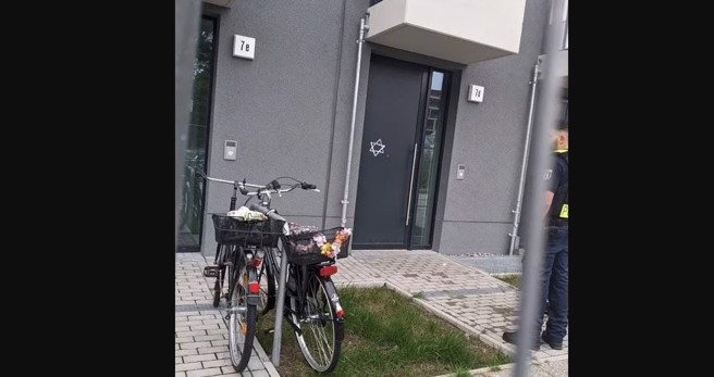 柏林的犹太裔居民分享，自己的公寓被画上大卫星的情况，这让人联想反犹太主义。(图/x)