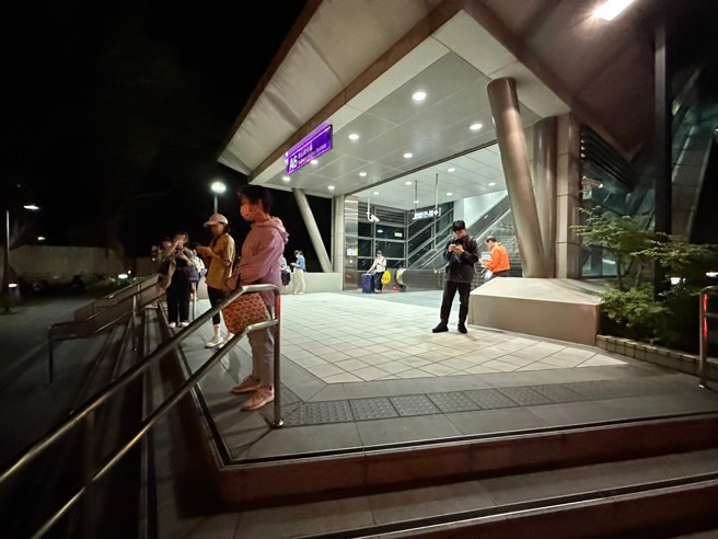 机捷A5机房消防设备启动，警消现场疏散120人。（图／民眾提供）