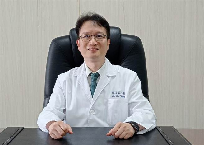 卫福部嘉义医院院长庄仁宾教规律运动、正向思考、均衡饮食，唤醒身体抗癌能力。（嘉义医院提供／廖素慧嘉市传真）