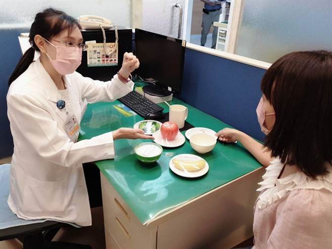 卫福部嘉义医院营养室主任林资淳建议多蔬果饮食法促进健康。（嘉义医院提供／廖素慧嘉市传真）