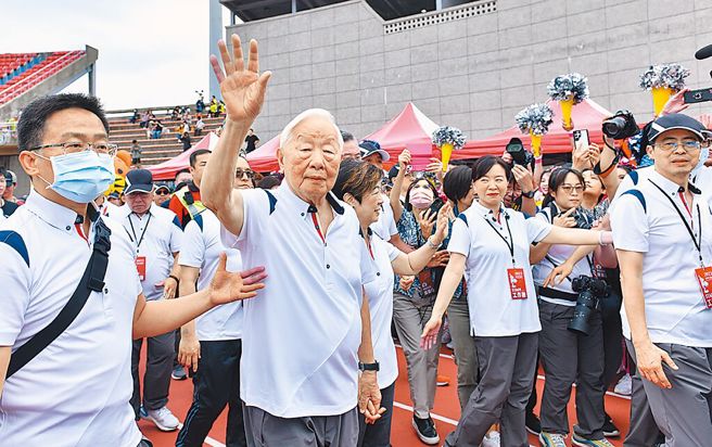 台积电14日于新竹县体育场举行2023年运动会，张忠谋(左2起)牵手妻子张淑芬出席绕场，员工夹道欢迎。（王德为摄）
