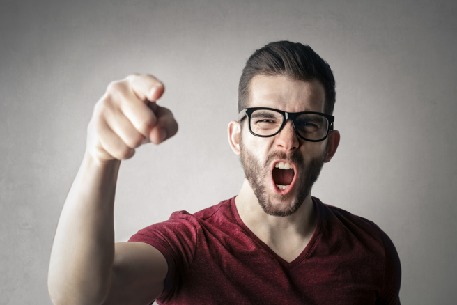 男子見鄰居吵架便上前勸架，但他的下場卻是最慘的。（示意圖／shutterstock）