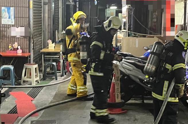 三民區瀋陽路麵攤瓦斯桶管線出現破損，瓦斯出現外洩警消到場戒備，所幸關閉瓦斯桶後就數值就恢復正常。（民眾提供／任義宇高雄傳真）