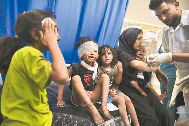 以色列炮轰迦萨哈玛斯，波及平民，受伤的巴勒斯坦儿童被送往希法医院救治。（美联社）