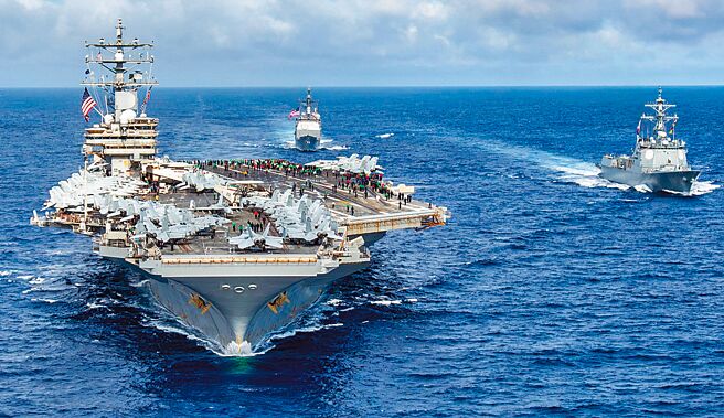 美防长奥斯汀证实，已派遣艾森豪号驶进地中海；驰援以色列。图为美海军航母打击群。（摘自美国海军印太司令部官网）