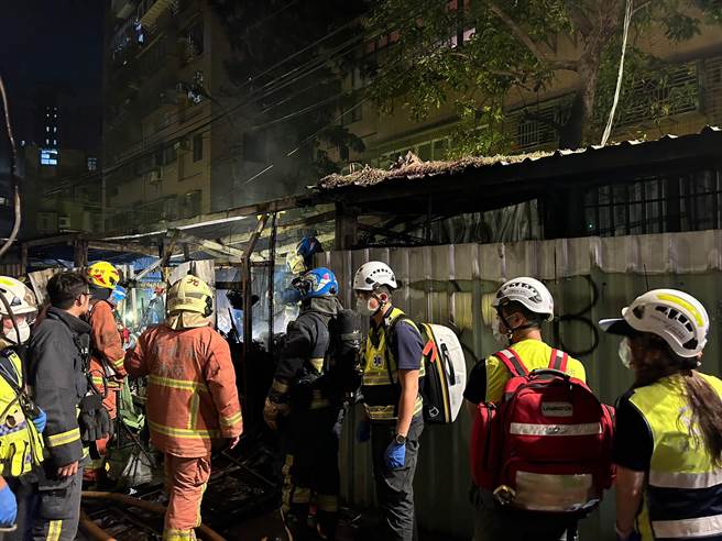 新北市板橋區陽明街23巷內某鐵皮屋16日深夜11時許突然傳出火警，消防局獲報到場救援。（新北市消防局提供）