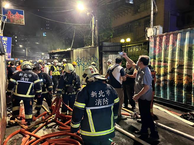 新北市板橋區陽明街23巷內某鐵皮屋16日深夜11時許突然傳出火警，消防局獲報到場救援。（新北市消防局提供）
