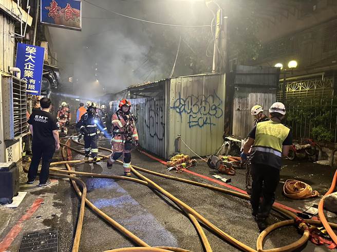 新北市板橋區陽明街23巷內某鐵皮屋16日深夜11時許突然傳出火警，消防局獲報到場救援。（新北市消防局提供）
