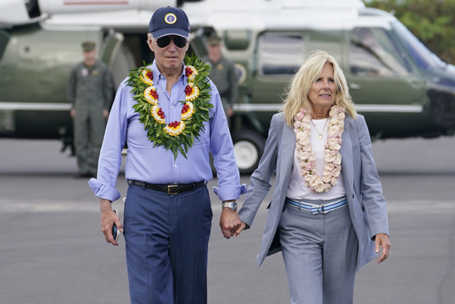 第一夫人吉儿(右)也是犹太裔。图为拜登(左)日前取消在加州的度假行程，前往毛伊岛视察大火灾情。（图／美联社）