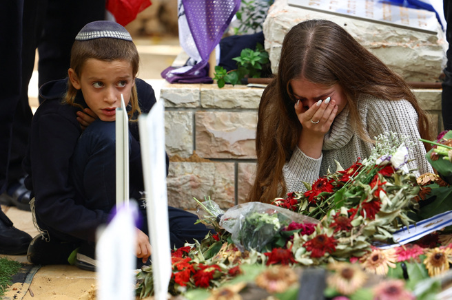 以色列的一场音乐会遭到哈马斯攻击造成数百人伤亡，许多以色列人失去至爱与亲人，但国际上谴责哈马斯的团体相对地少很多。（图／路透）